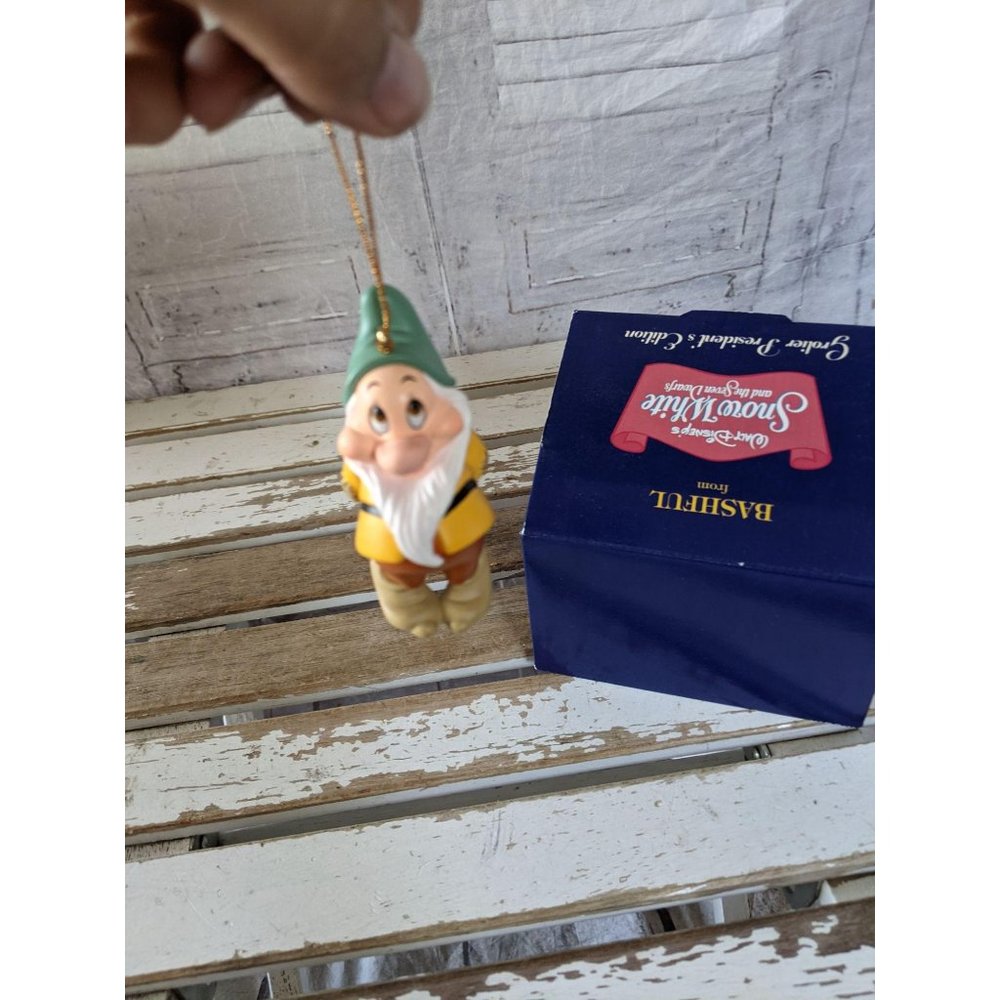 Grolier bashful Snow White seven dwarfs ornament p‎